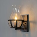 schwarze Wand mit Glas Vase -  Elerina
