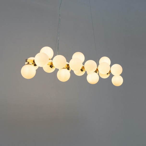 Design-Hängeleuchte aus goldfarbenem Metall und weißer Kugel