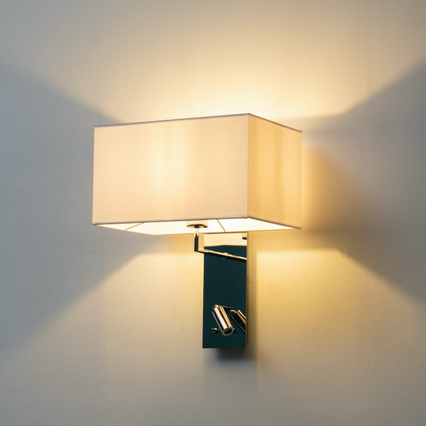 Weiße Wandleuchte mit kleiner Leselampe