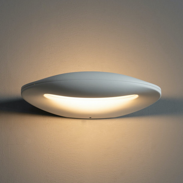 Weiße Wandleuchte aus Aluminium.