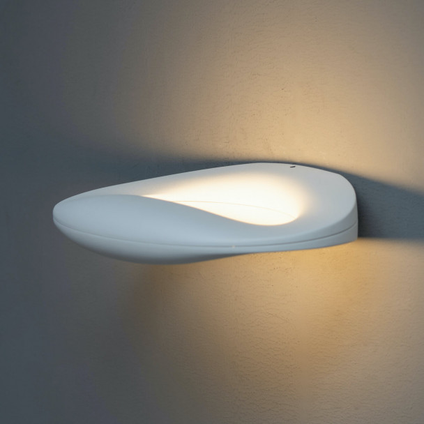 Weiße Wandleuchte aus Aluminium.