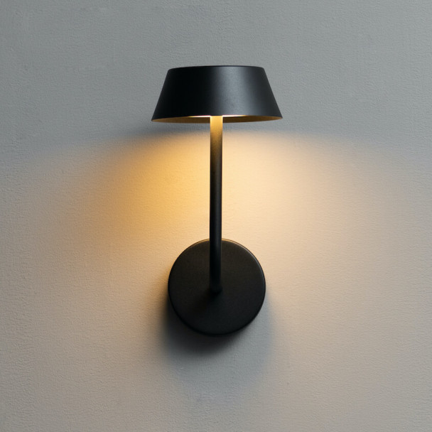 Moderne, unauffällige schwarze Wandleuchte