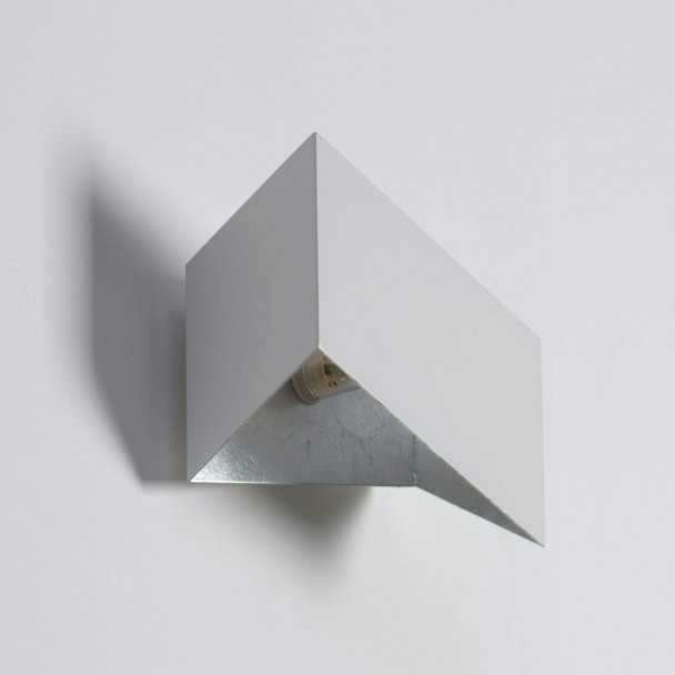 Wandleuchte im Origami-Stil