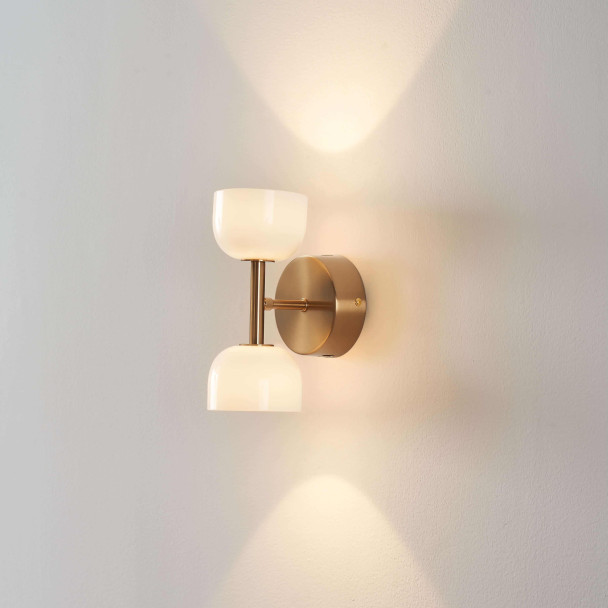 Goldene wandleuchte mit opalglas - Nysséa