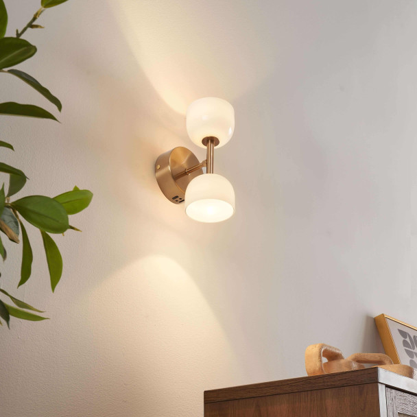 Goldene wandleuchte mit opalglas elegant - Nysséa