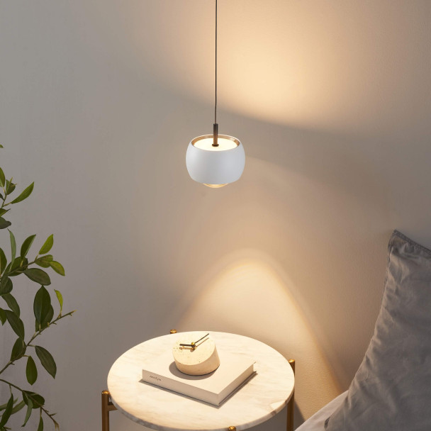 Weiße Design-Pendelleuchte perfekt über Nachttisch - Finn