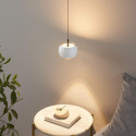 Weiße Design-Pendelleuchte perfekt über Nachttisch - Finn