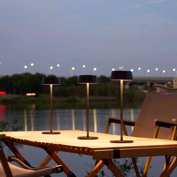 Schwarze kabellose LED-Tischlampe mit...