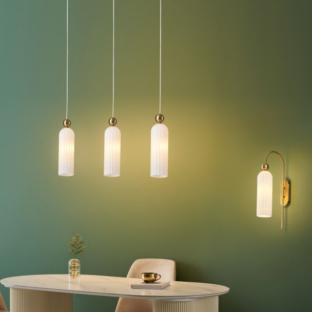 Goldene Pendelleuchte mit opalem und gerilltem Glas - Leonora