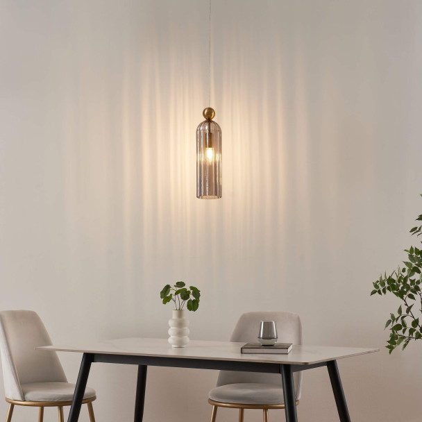 Goldene Hängelampe mit geripptem Rauchglas –...