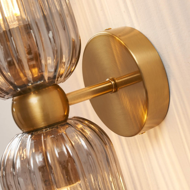 Große goldene Wandleuchte mit zwei gerippten...
