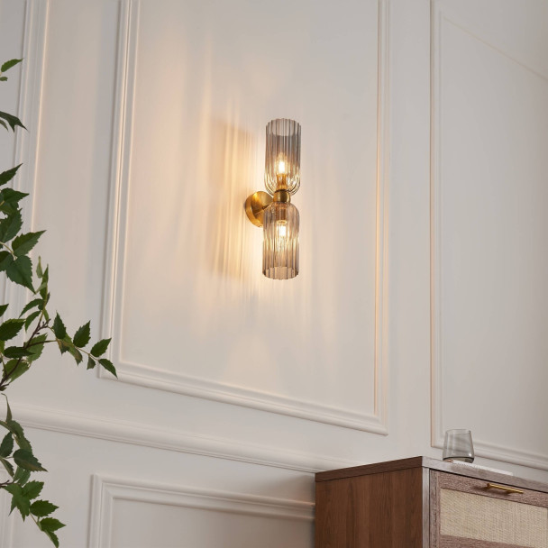 Große goldene Wandleuchte mit zwei gerippten...