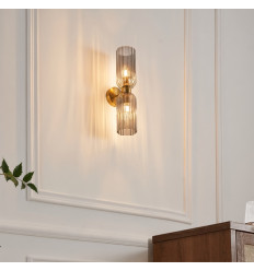 Große goldene Wandleuchte mit zwei gerippten Rauchgläsern...