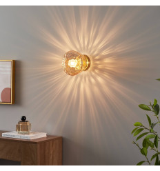 Goldene Vintage-Wandleuchte mit gehämmertem Bernsteinglas...