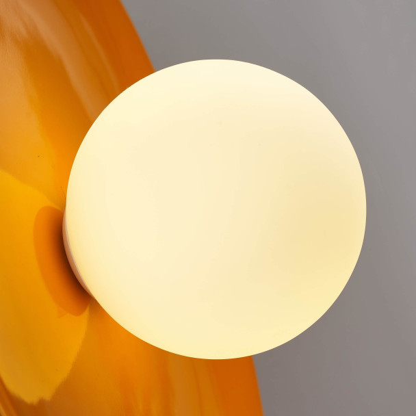 Moderne Wandleuchte aus orangefarbener Keramik...