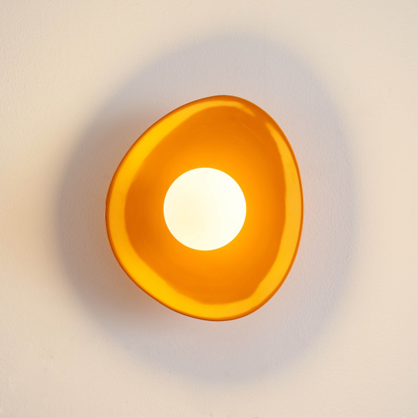 Moderne Wandleuchte aus orangefarbener Keramik...