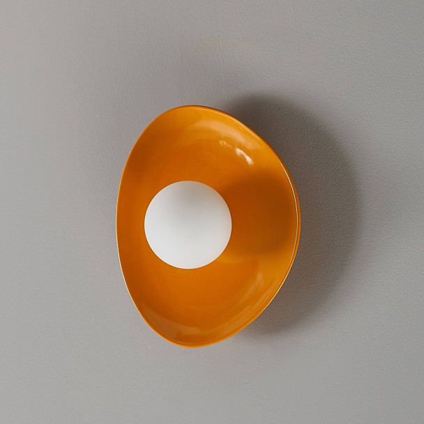 Moderne Wandleuchte aus orangefarbener Keramik...