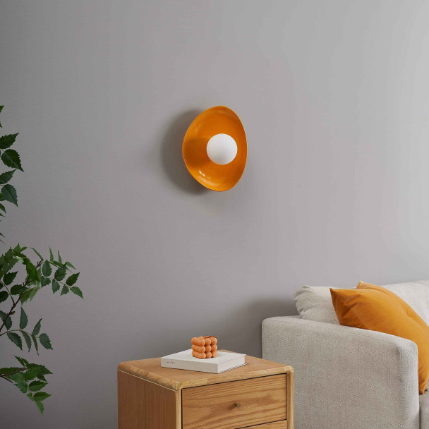 Moderne Wandleuchte aus orangefarbener Keramik...