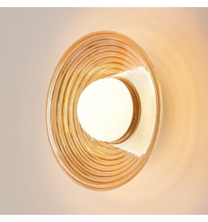 Runde LED-design-wandleuchte aus bernsteinfarbenem glas...
